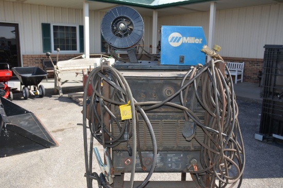 Miller Deltaweld 452 w/Miller 22A 24v Wire Feeder