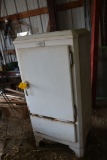 1950s LF&C Universal Electric Refrigerator w/Porcelain Top