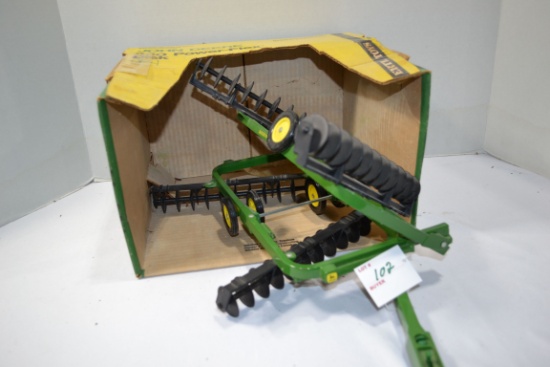 John Deere 220 1/16 Scale Power-Flex Disk w/Box