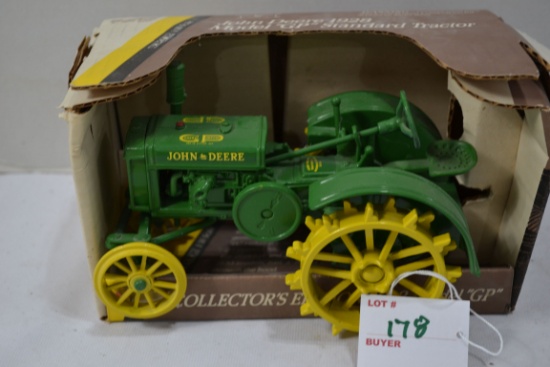 Ertl John Deere 1928 Model C-P 1/16 Scale Standard Tractor w/Box