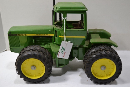 Ertl John Deere 8650 1/16 Scale Tractor
