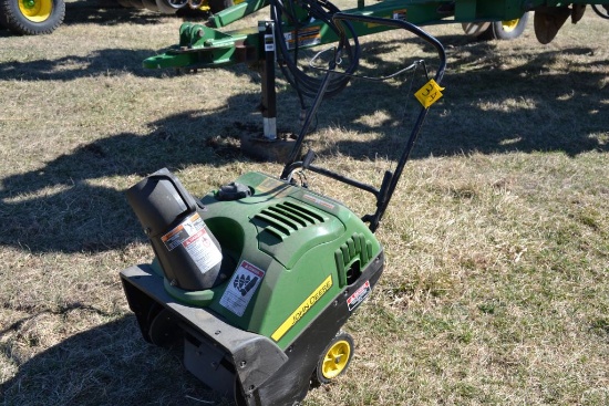 John Deere Single Stage Snow Blower, Briggs Engine, Pull Start, Runs, LIKE NEW
