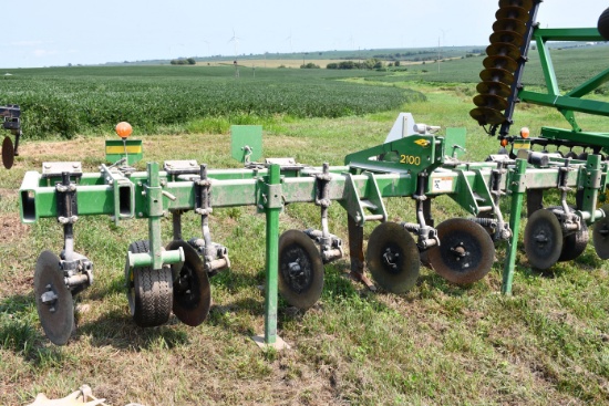 John Deere 2100 7 Shank Inline Ripper, Good Shape, With Lights, SN:1N02100XCB0740329