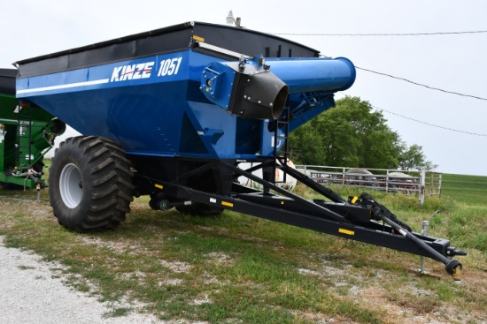 Kinze 1051 Grain Cart w/Scales, Camera System, Rollover Tarp, 900/60R Rubber 65%, Big 1000pto, LED L