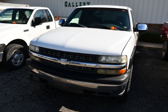 1999 Chevy 2500, 4x4 Extended Cab, 195506 Miles, Cloth Interior, White, 265 75 R16 Tires @15%, Plast