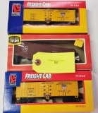 THREE (3) LIFE-LIKE HO SCALE FREIGHT CARS IN BOX