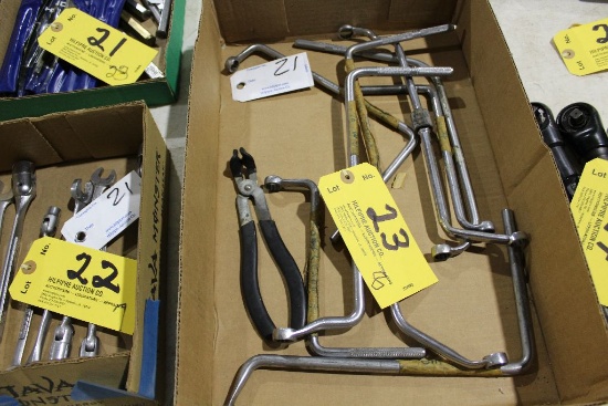 (8) Special wrenches.