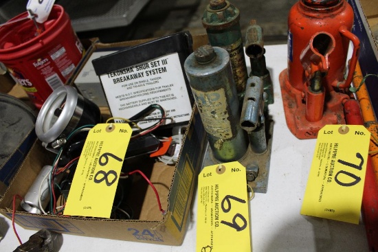 (2) Hydraulic jacks, 2 ton.