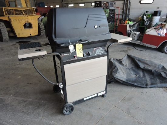 Kenmore gas grill with cover.