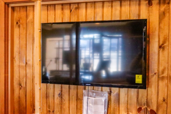 Samsung Flat Screen TV, 31", LED