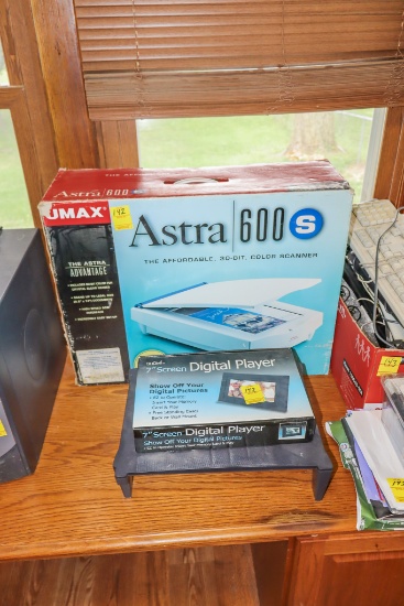 Umax Astra 600S Scanner / 7" digital picture player and monitor base