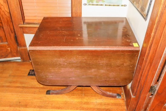 Duncan Phyfe Style Dining Room Table (Needs Repair to Base)
