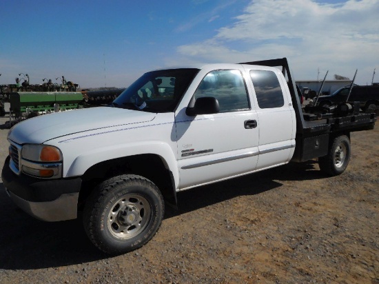 2002 GMC SIERRA, 6.6 DURAMAX TURBO DSL., FLATBED 4X4, W/HAY SPIKE, GN BALL,