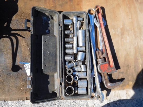 1 LOT OF OPEN END WRENCHES, SOCKETS & RACHETS