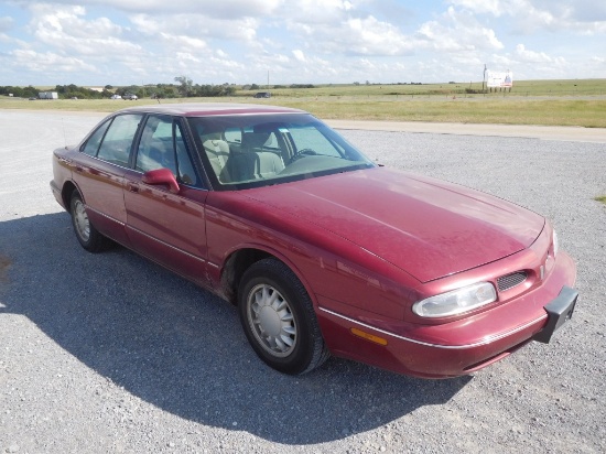 1996 OLDSMOBILE DELTA 88, 4 DOOR, AUTO, HEAT, V6 *** SMALL OIL LEAK, CRACK