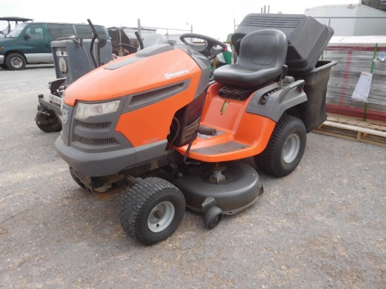 2006 HUSQVARNA 42" RIDING LAWN MOWER W/TWIN BAGS, SHOWS 260 HRS