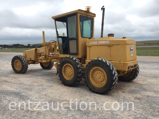 1981 JD 570A GRADER, 10' BLADE, ENCLOSED CAB,