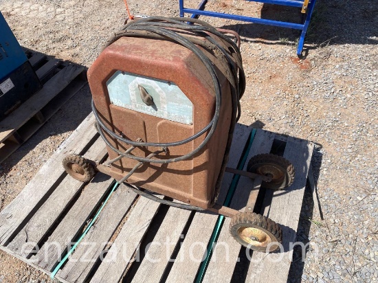 LINCOLN 180 AMP WELDER, ANTIQUE, DOES WORK