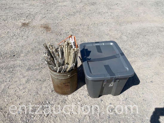 TOTE OF VARIOS DOOR KNOBS & 5 GALLON BUCKET
