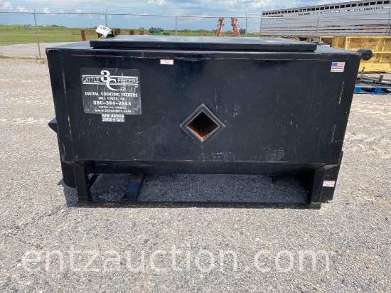 3C CAKE FEEDER, 2000 LB TALL, ELECT./HYD.