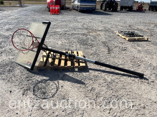 BASKETBALL GOAL W/ POLE