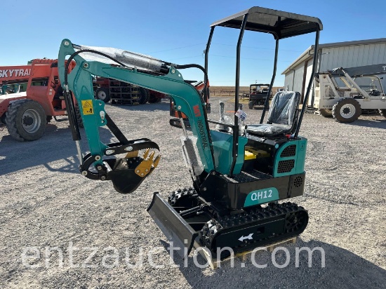 AGT QH12 MINI EXCAVATOR, BRIGGS 13 1/2 HP GAS