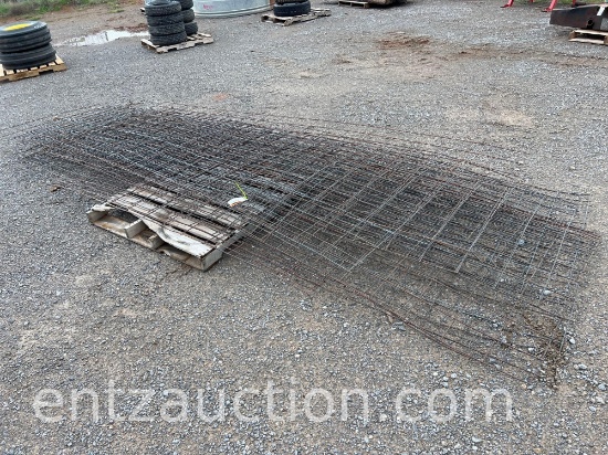 LOT OF VARIOUS SIZED HOG PANELS