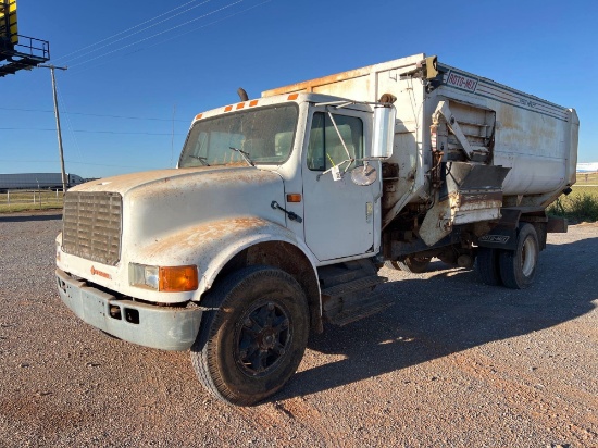 1990 INTERNATIONAL 4900 FEED TRUCK,