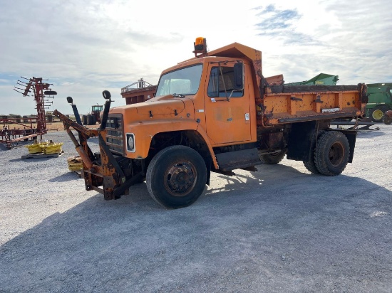 1979 IH TRUCK W/ 10' HD SNOW PLOW BLADE