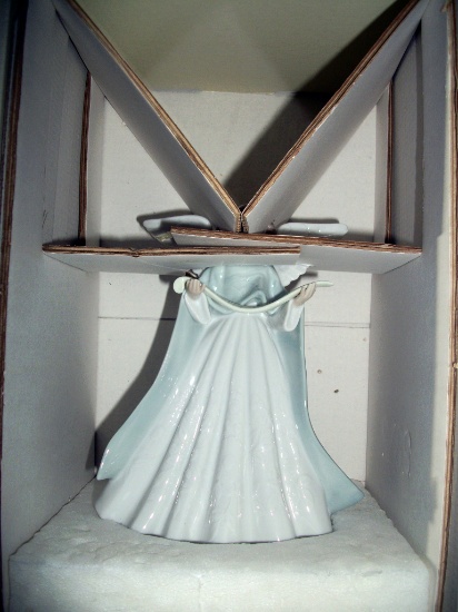 Lot 57: Lladro #5845 Angel Tree Topper Blue - Music 7.25" Porcelain Christmas Figurine.