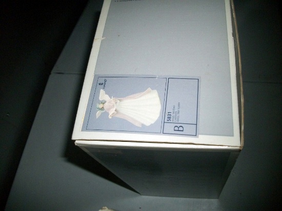 Lot 59: Lladro Angel "Navidad" Cantante #5831 - Retired Tree Topper Figurine