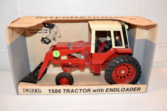 Ertl IH 1586 Tractor With Loader, 1/16th Scale With Box