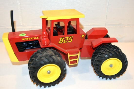 Scale Models Versatile 825, 4WD Tractor With Duals, 1/16th Scale