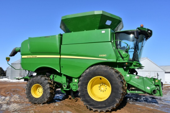 2013 John Deere S690 RWD, 702 Separator Hours, 953 Engine Hours, 650/85/R38 Duals 95%, 750/65/R26, C