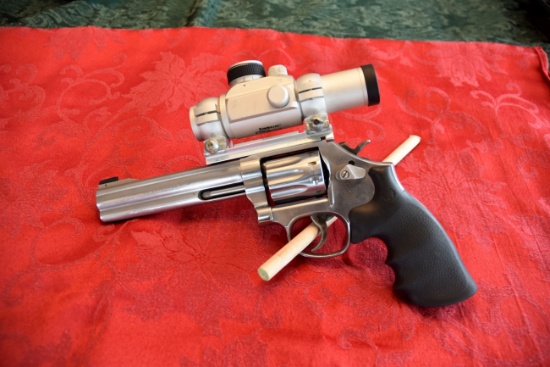 S&W 22 Cal. Revolver with Tasco Pro Poitn Scope, Stainless Steel, 10 Shot, With 2 Fast Loaders, Case