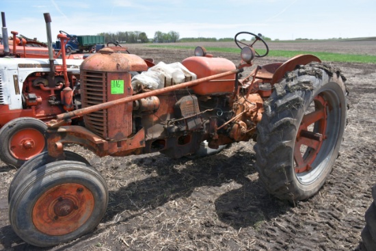 1948 Case DC Tractor, Narrow Front, Fenders, Missing Hood, Parts Tractor, Missing Head SN: 421815DC