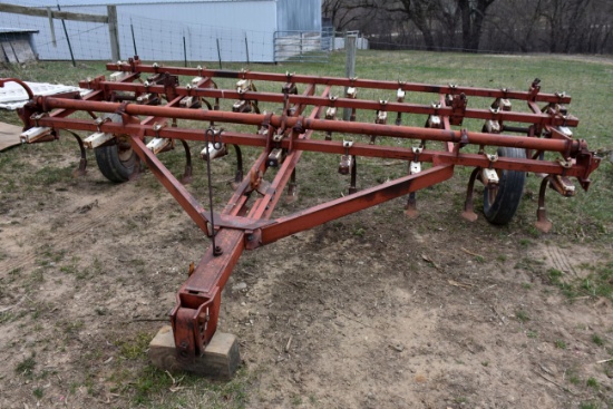 International 45 Field Cultivator, 15.5’, Manual Fold Wings