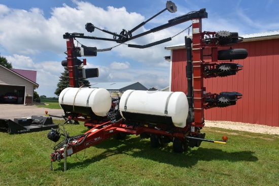 White 8100 Planter, 12 Row 30” Vertical Fold, Liquid Fertilizer, 2-200 Gallon Poly Tanks, Thumper Pi