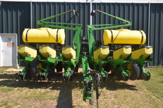 John Deere 1760 MaxEmerge Plus Planter 12 Row 30”, Liquid Fertilizer, (2) 200 Gallon Poly Fertilizer