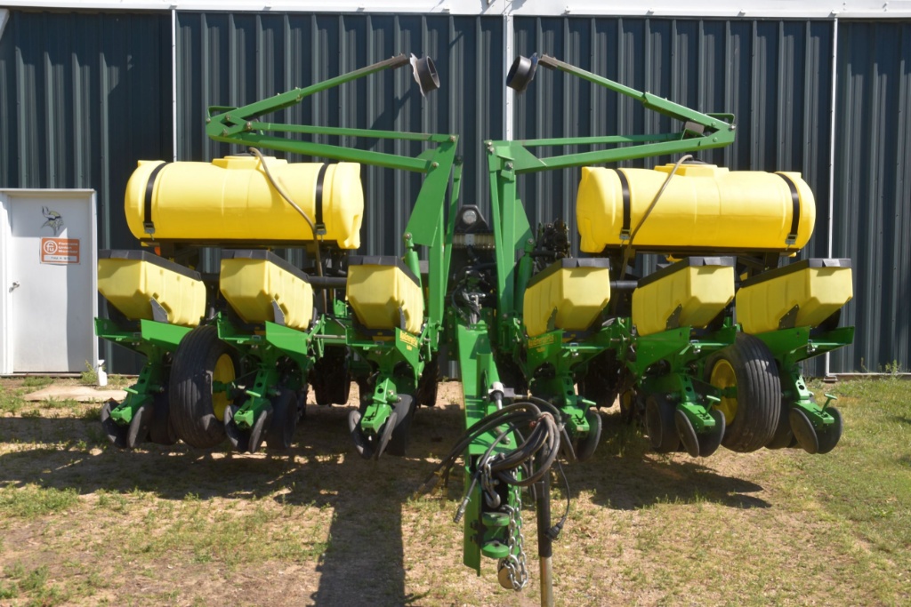John Deere 1760 MaxEmerge Plus Planter 12 Row 30”, Liquid Fertilizer, (2) 200 Gallon Poly