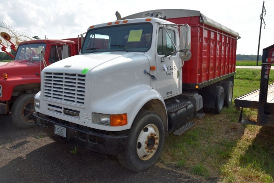 1999 International 8100 Single axle Grain  Truck, with pusher axel, Air Brakes, 218124  miles, 330hp