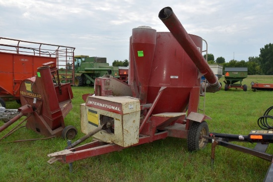 International 950 Feed Mill, 540 PTO, has  screen