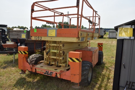 JLG 40RTS Scissors Lift, 4WD, Gas,  Outriggers, 32' Max Height, 3200 Hours, SN:  0200094408