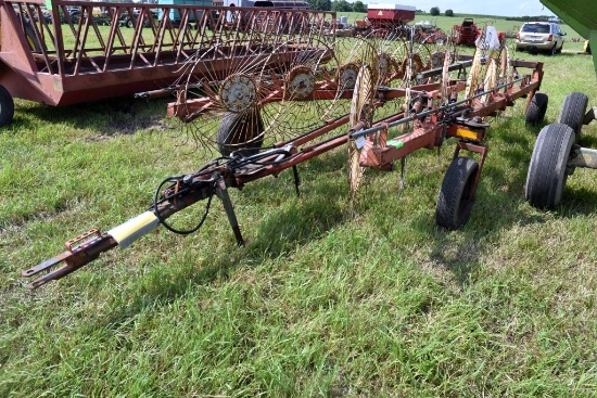 Gehl 520 V-Rake, 12 Wheel