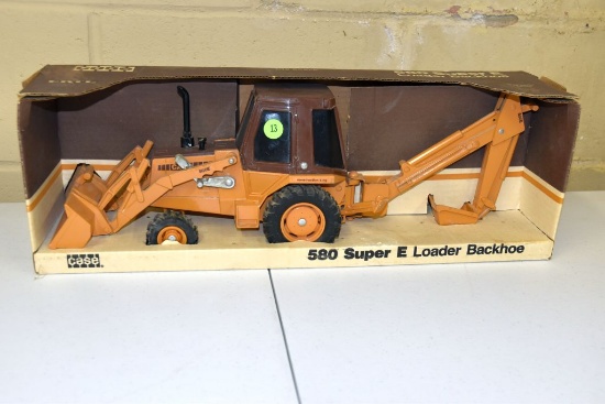 Ertl Case 580 Super E Loader Backhoe, 1/16th Scale, With Box