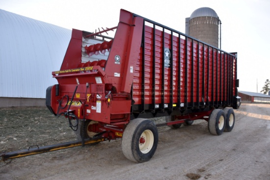 Meyer 6224 Forage Boxes, 24’, Front & Rear Unload, Hydraulic Drive, Poly Floor With Meyer 2206 Tande