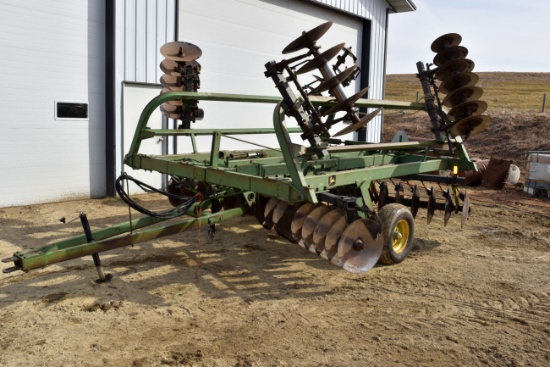 John Deere 230 Tandem Disc, 22.5’, 9” Spacings, 21” Blades, Blade Scrapers, Hydraulic Lift & Fold, S