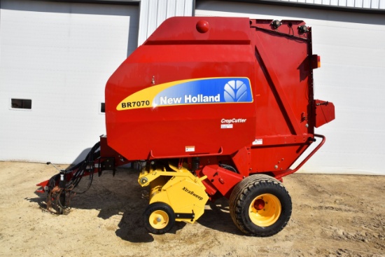 2013 New Holland BR7070 Round Baler, Crop Cutter, 3,905 Bales, Extra Sweep, Monitor, 4’x6’, Net Wrap