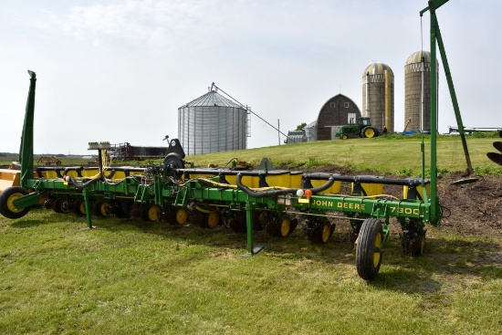 John Deere 7300 Planter 12Row 30”, 3pt, MaxEmerge 2 Vacu Meter, 250 Monitor, Row Cleaner, Red Ball V