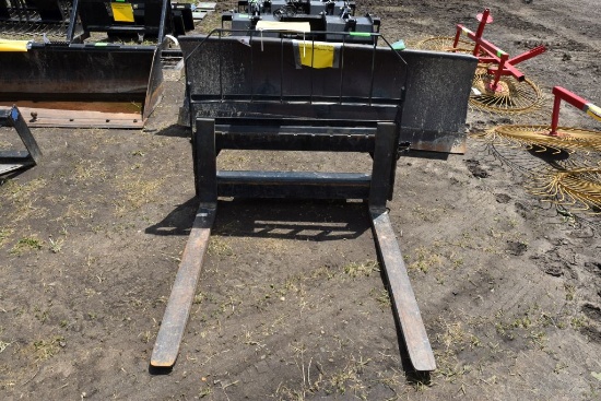 John Deere 48" Pallet Forks, Universal Skid Loade